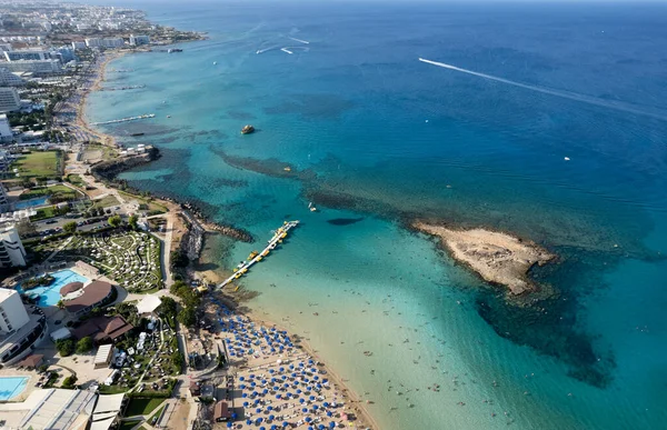 Photographie aérienne par drone de la plage de la baie des figuiers. Vacances d'été cyprus. — Photo