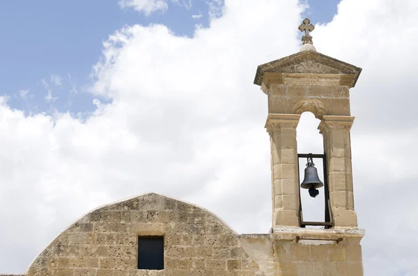 Domo de iglesia cristiana con campanario —  Fotos de Stock