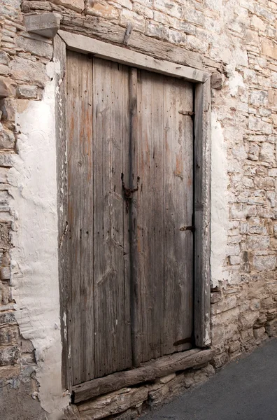 Παλιά ξύλινη κλειστή πόρτα — Φωτογραφία Αρχείου