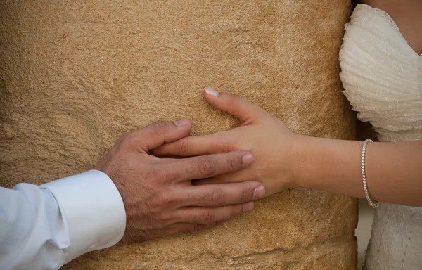 Holding hands — Stock Photo, Image