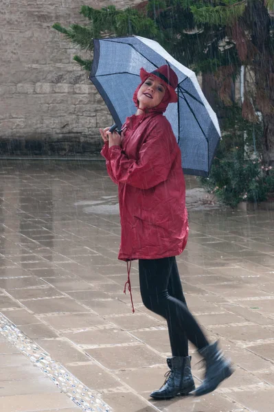 Giovane modella sotto la pioggia — Foto Stock