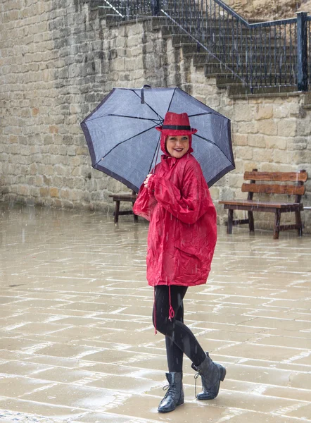Fiatal nő állt az esőben — Stock Fotó