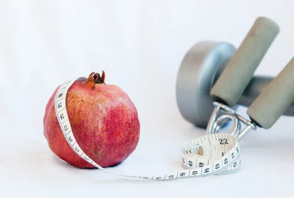 Granatäpple frukt och måttband — Stockfoto