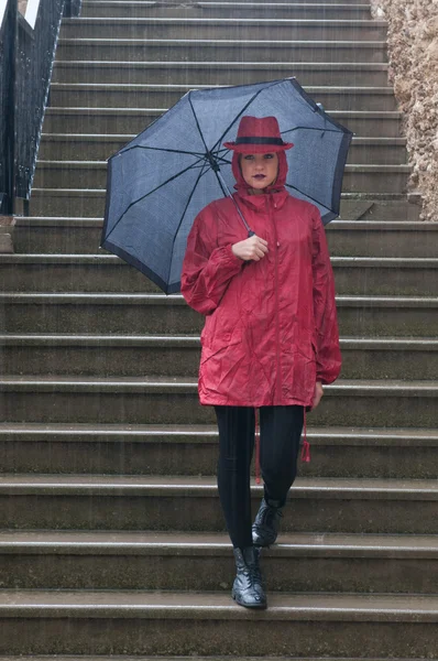 Giovane bella donna in piedi sotto la pioggia — Foto Stock