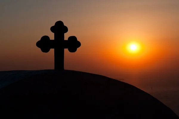 Cruz durante la puesta del sol —  Fotos de Stock