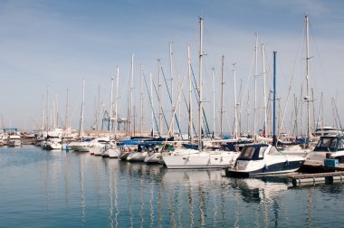 Kıbrıs'ta Larnaka Marina'da dinlenme Lüks Yatlar