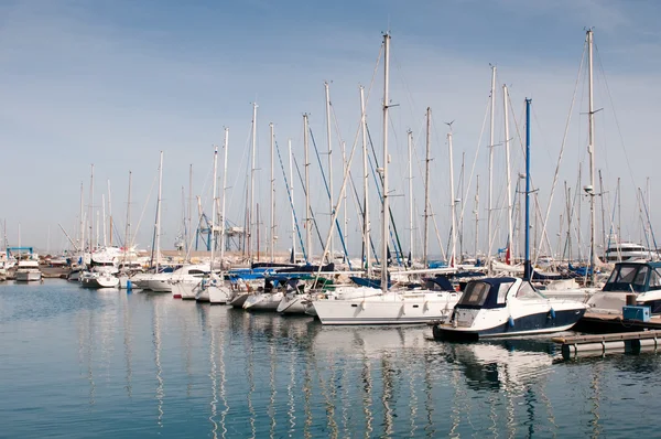 Luxusyachten ruhen am Larnaca-Yachthafen in Zypern — Stockfoto