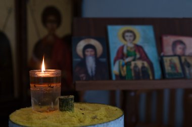 Mum Ortodoks saint resimleri önünde aydınlatan ışık.