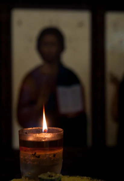 Lume di candela che illumina davanti all'immagine del Gesù C — Foto Stock