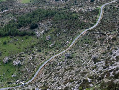 Tek şeritli dağ tehlikeli bir yol ve beyaz araba.