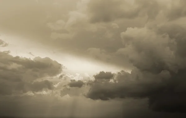 Ciel orageux dramatique et rayons du soleil — Photo