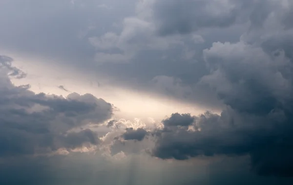 Dramático cielo tormentoso y rayos de sol Fotos de stock libres de derechos