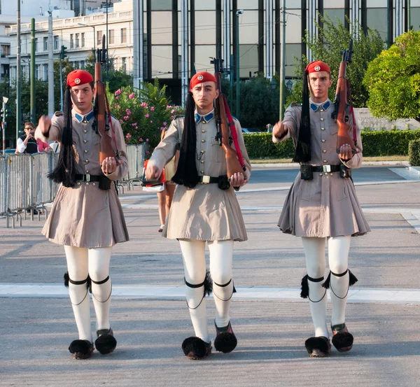 Evzones soldater marscherar i Aten, Grekland — Stockfoto