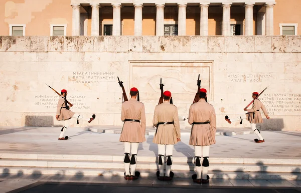 Soldados de Evzones marchando en Atenas, Grecia —  Fotos de Stock