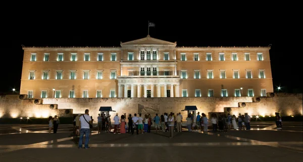 Touristen vor dem Athener Parlamentsgebäude. — Stockfoto