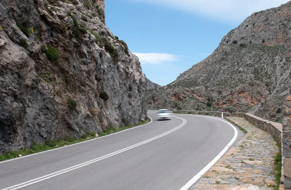 Auto passando per una gola a Creta, Cipro — Foto Stock