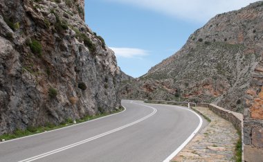 Güzel bir geçit yolu ile geçen boş kırsal yol