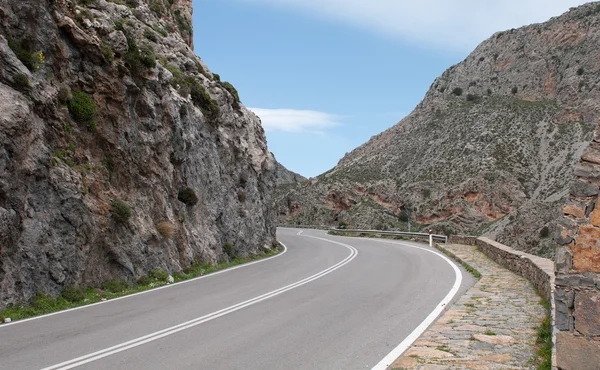 Strada rurale vuota che passa attraverso una bella gola — Foto Stock