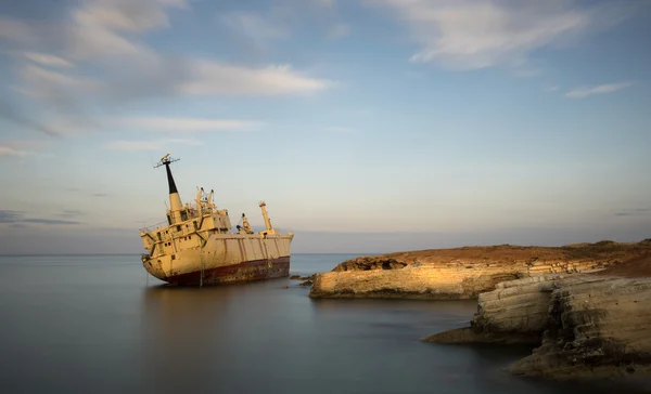 Barco abandonado en una costa rocosa — Foto de Stock