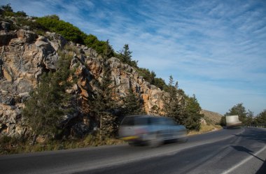 Hızlı bir eğri tehlikeli dağ yolda çalışan araba