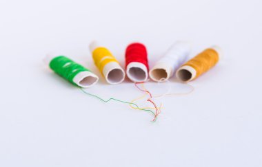Renkli dikiş iplik makaraları