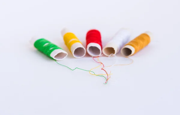 Carretes de hilo de coser coloridos — Foto de Stock