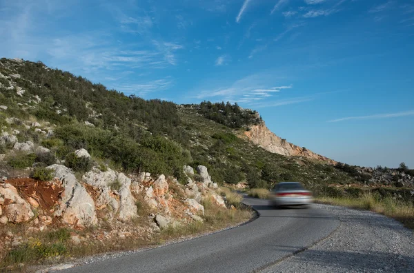 Αυτοκίνητο τρέχει γρήγορα σε μια κυρτή επικίνδυνο ορεινού δρόμου — Φωτογραφία Αρχείου