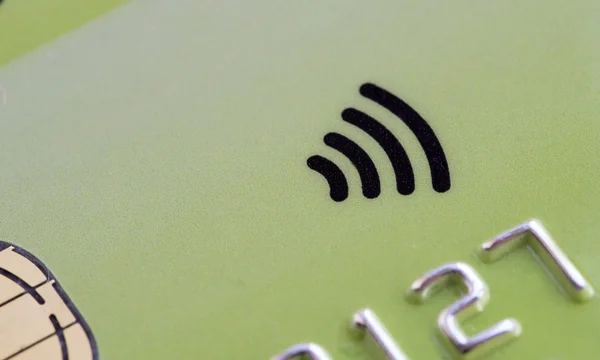 Зелена кредитна картка з безконтактним символом — стокове фото