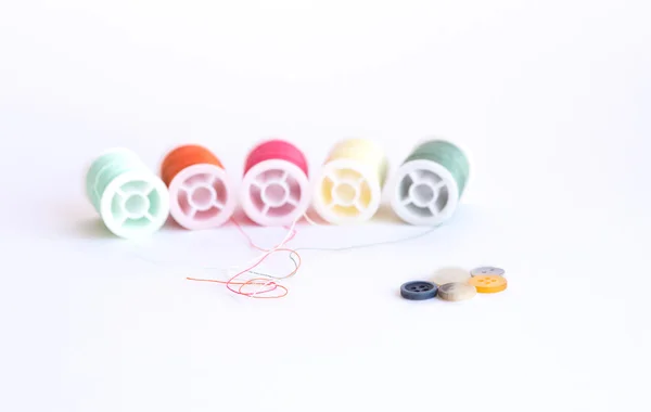 Bobines de fil à coudre colorées — Photo