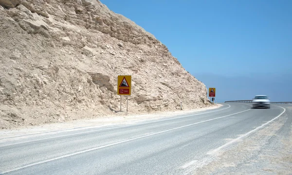 Αυτοκίνητο τρέχει γρήγορα σε μια κυρτή επικίνδυνο ορεινού δρόμου — Φωτογραφία Αρχείου