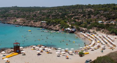 Yüzücüler Konnos Plajı'nda. Protaras, Kıbrıs