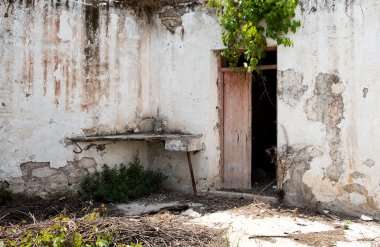 iç ülke bahçesinde bir terk edilmiş köy evi