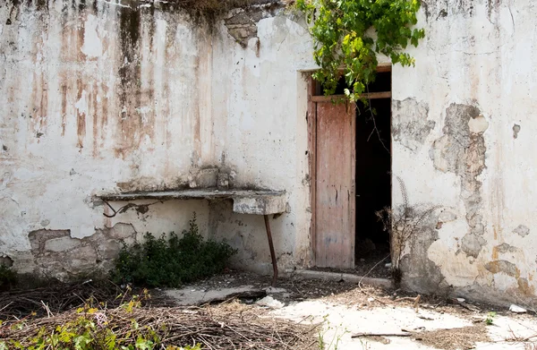 Cortile di campagna interno di una casa di villaggio abbandonata — Foto Stock