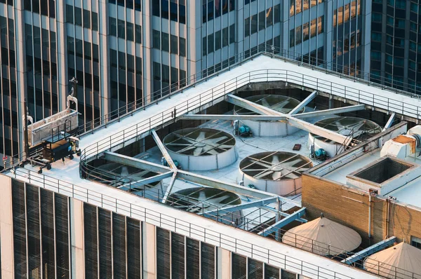 Telhado de um edifício de escritórios de arranha-céus moderno — Fotografia de Stock