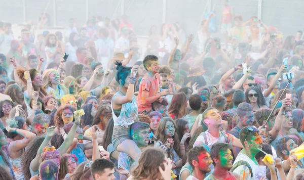 People dancing in colored war event, Larnaca, Cyprus — Stock Photo, Image