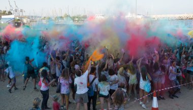 İnsanlar dans renkli savaş durumunda, Larnaca, Kıbrıs