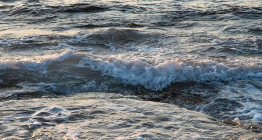 Deniz dalgaları akşamları geç