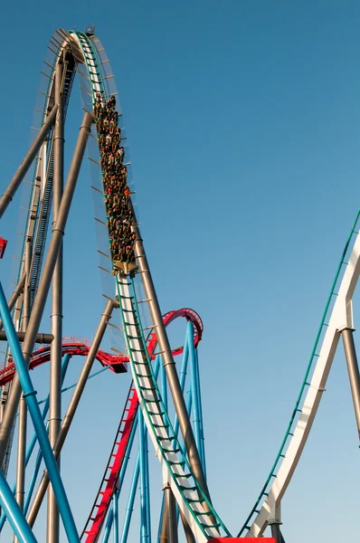 İnsanlar bir Rollercoaster binmek