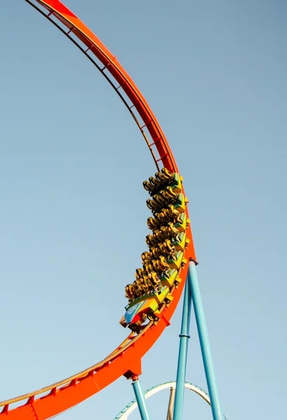 İnsanlar bir Rollercoaster binmek — Stok fotoğraf