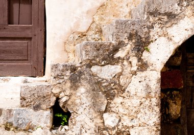 Arka kapı ve pencere ile taş duvar