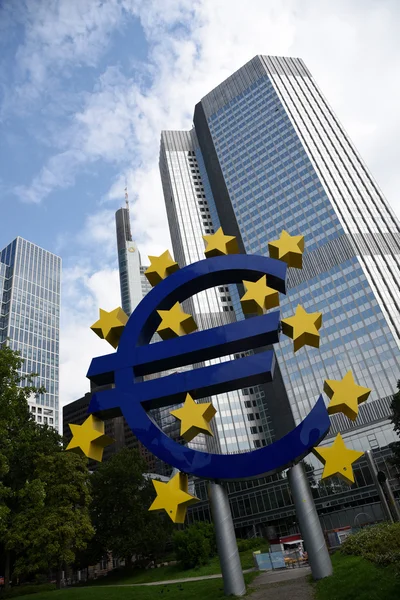 Euro-Symbol-Statue in Frankfurt am Main — Stockfoto