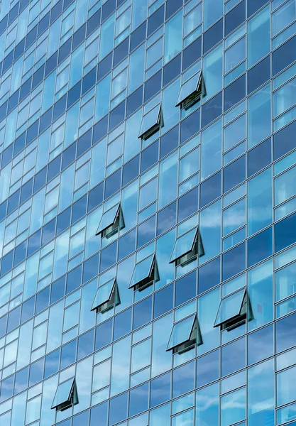 Detalhe arquitetônico de um edifício de arranha-céus de vidro moderno — Fotografia de Stock