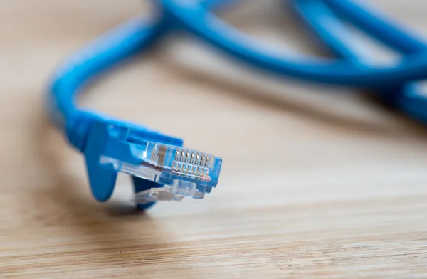 Primer plano de un cable de red de computadora azul — Foto de Stock