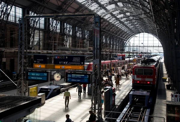 Passengers at the Frankfurt main train station — Stock Photo, Image