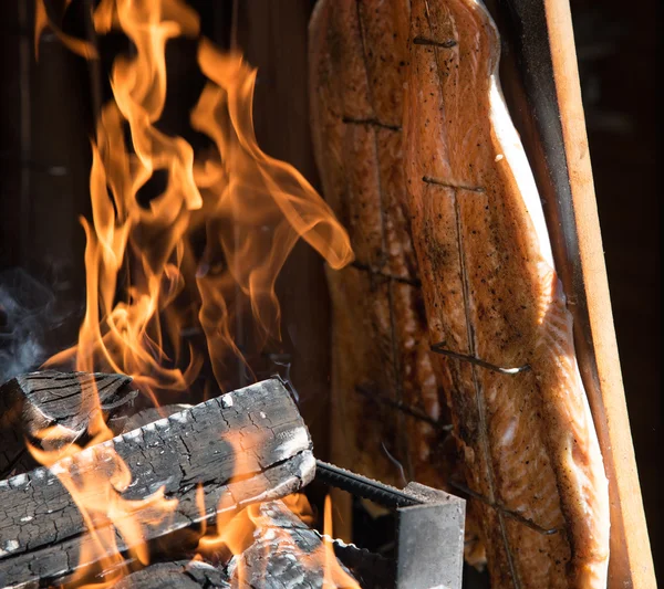 Fräsch frisk lax fisk tillagas på grillen — Stockfoto