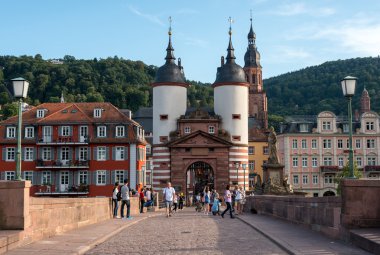 Heidelberg old bridge Almanya'da insanlara