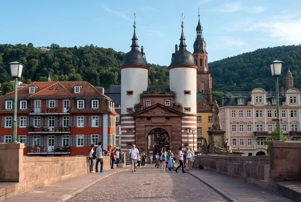 Ludzie na Stary Most w Heidelbergu w Niemczech — Zdjęcie stockowe