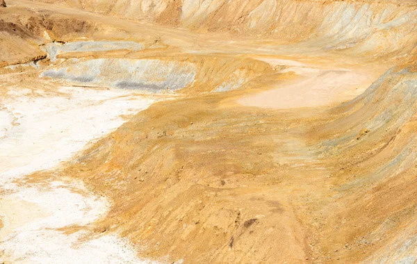 Mineral zengini toprağın canlı katmanları, gün ortası güneşi altında göz kamaştırıcı altın renkler sergiliyor. Doğal güzellik, erozyonun yarattığı karmaşık desenleri ortaya çıkarır..