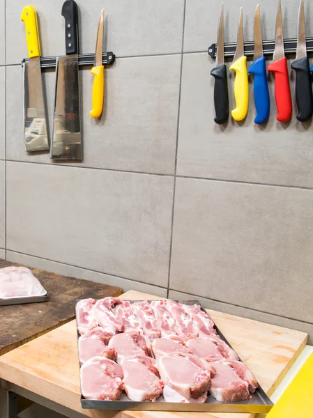 Carnicería con carne y cuchillos — Foto de Stock