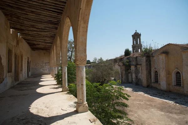 Verlassenes orthodoxes Kloster des Heiligen Panteleimon auf Zypern — Stockfoto